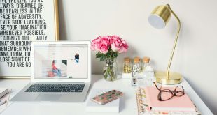 Un tavolo da lavoro con alcuni blocchi e un laptop